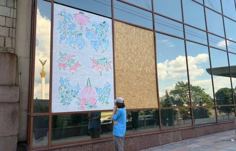 Квіти замість шрамів: як діти розписали вибиті вікна в центрі Києва